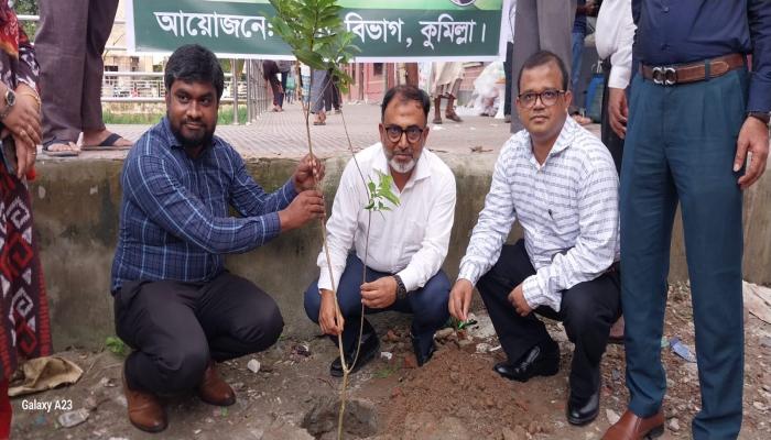 কুমিল্লা আদালত প্রাঙ্গণে বৃক্ষরোপণ: সবুজের ছায়ায় ন্যায়বিচারের অঙ্গীকার