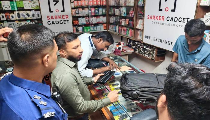 রাত আটটার পর দোকান খোলা রাখায় মুরাদনগরে ৯ দোকানিকে জরিমানা