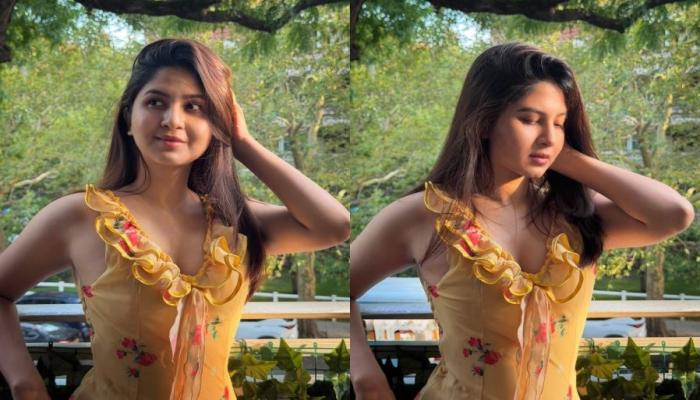 স্লিভলেস পোষাকে নজর কাড়লেন স্পর্শিয়া