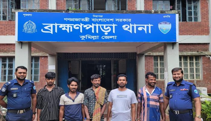 ব্রাহ্মণপাড়ায় পুলিশ ও বিজিবির অভিযানে ৫ জন গ্রেপ্তার, ভারতীয় বাজি উদ্ধার