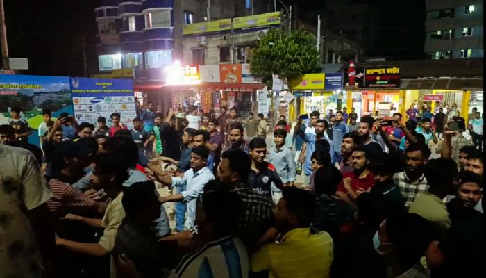 কুবিতে বাসের সিটে বসা নিয়ে জুনিয়রকে থাপ্পড়ের অভিযোগ, প্রক্টর অফিসে সমঝোতা