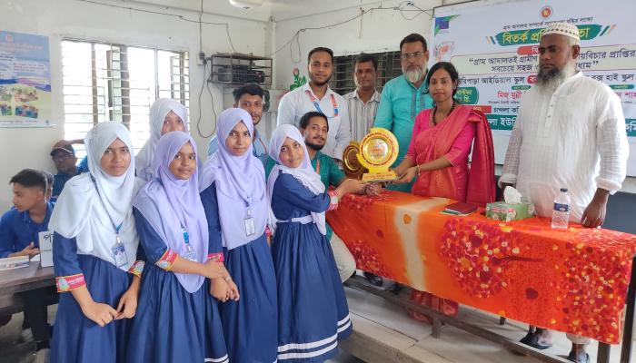 যুক্তির লড়াইয়ে বাজিমাত, গ্রাম আদালত বিতর্কে সেরা চারিপাড়া আইডিয়াল স্কুল