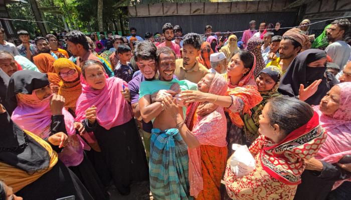 দেবিদ্বারে আত্মহত্যায় বাঁধা দেওয়ায়  মাকে কুপিয়ে ও ভাতিজিকে আছড়িয়ে হত্যাঃ ঘাতক আটক