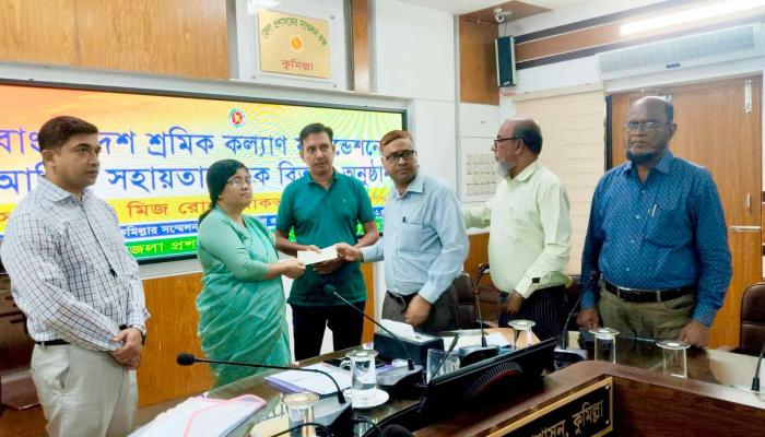কুমিল্লায় ৬১ শ্রমিক ও পরিবারের মাঝে ৩৮ লাখ টাকার অনুদান