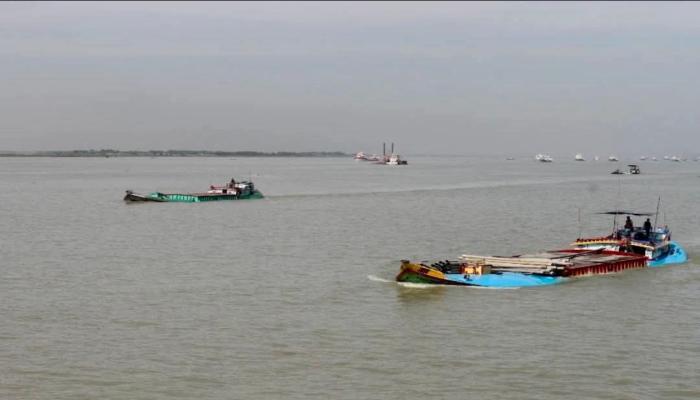 হোমনায় ট্রলার ডুবিতে  একই পরিবারের চারজন নিখোঁজ, নানি-নাতির লাশ উদ্ধার