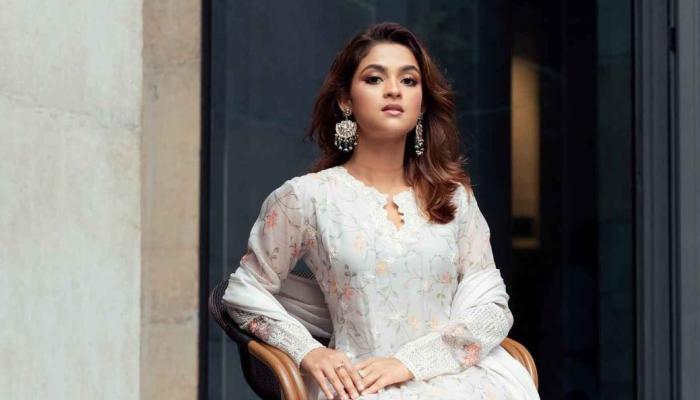 অশিক্ষিত, চাঁদাবাজ দিয়ে দেশটা ভরে গেছে : সাদিয়া আয়মান