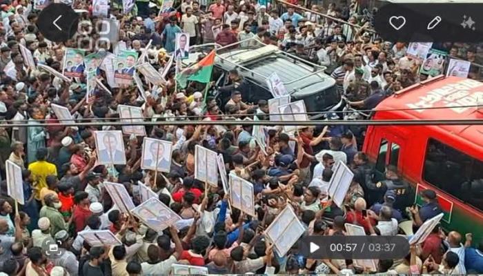 কুমিল্লায় প্রধানমন্ত্রীকে স্বাগত জানাতে মহাসড়কের দুই পাশে হাজারো নেতাকর্মী