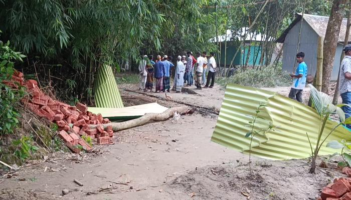 চান্দিনায় ইউপি মেম্বারের বাড়ির সীমানা বেড়া ভেঙে দিলেন যুবদল নেতা