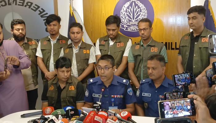 রাত হলেই নগরীর প্রবেশদ্বারগুলোতে চালকের ছদ্মবেশে ওঁৎ পেতে থাকে ছিনতাইকারীরা