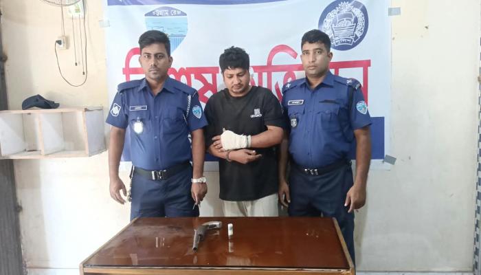 পরকীয়া প্রেমিককে গণধোলাই, অস্ত্রসহ পুলিশে সোপর্দ