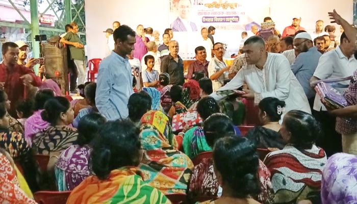 দুর্গাপূজা উপলক্ষে কুমিল্লায় প্রধানমন্ত্রীর উপহার বিতরণ করেন কুউকে চেয়ারম্যান উদবাতুল বারী আবু