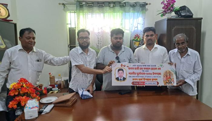 লালমাইয়ে ১৭টি পূজামণ্ডপে মাওলানা আবদুল হাকিম ফাউন্ডেশনের অনুদান