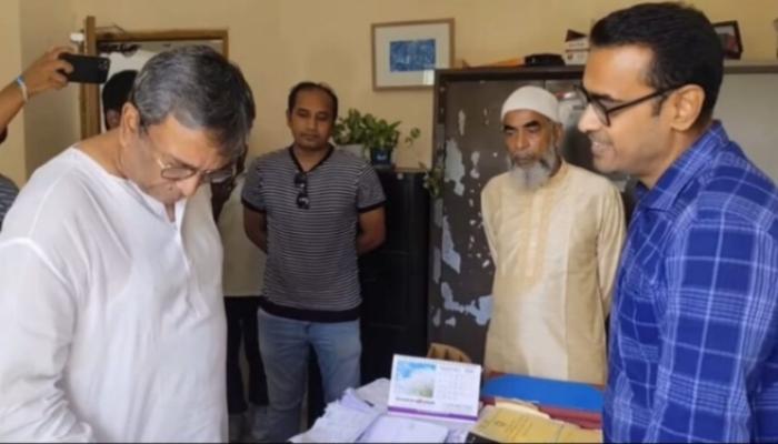 চাঁদপুর পাসপোর্ট অফিসে এমপি মানিকের অভিযান, ৩ দালাল আটক