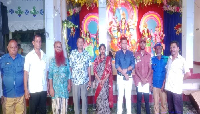 ব্রাহ্মণপাড়ায় শান্তিপূর্ণ দুর্গাপূজা নিশ্চিতে ইউএনও ওসির মণ্ডপ পরিদর্শন