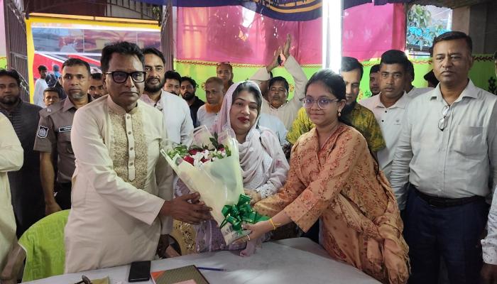সরকারের কাছ থেকে যা আনব, তা-ই আপনাদের ভাগ করে দেব পূজা মন্ডপে; এমপি মোবাশ্বের