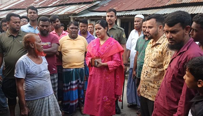 মনোহরগঞ্জে অগ্নিকাণ্ডে ৫টি দোকান ভস্মীভূত: ঘটনাস্থলে ইউএনও, ক্ষতিগ্রস্তদের সাহায্যের আশ্বাস