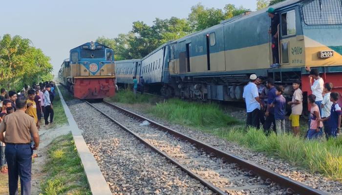 কুমিল্লার লাকসামে ট্রেন লাইনচ্যুত লাইন মেরামত চললেও জানানো হয়নি চালককে
