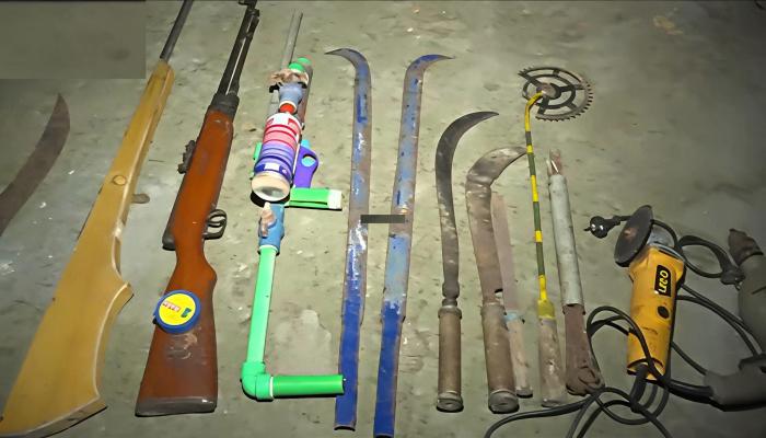 কুমিল্লায় অস্ত্র তৈরির কারখানা ও দেশীয় অস্ত্রসহ কিশোর গ্যাংয়ের সহযোগী আটক