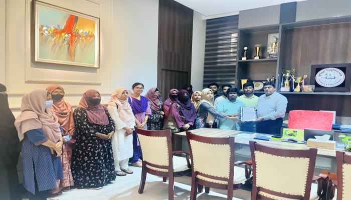 ফারজানার মৃত্যুর সুষ্ঠু তদন্তের দাবিতে কুবি উপাচার্যকে স্মারকলিপি সহপাঠীদের