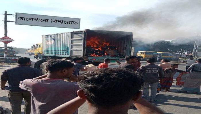 সুন্দরবন কুরিয়ারের কাভার্ড ভ্যানে আগুন, বিপুল ক্ষয়ক্ষতির আশঙ্কা