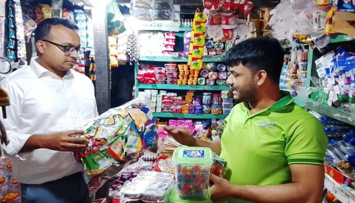 চান্দিনায় ভ্রাম্যমাণ আদালতের অভিযান  নকল চিপস আচার ও জুস উদ্ধার; জরিমানা